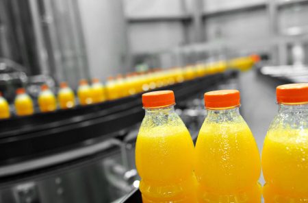 Orangensaftflaschen in einer Abfüllfabrik